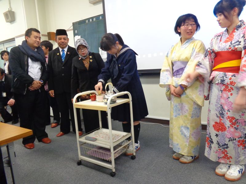 Peragaan cara meminum teh oleh salah satu klub kegiatan ekstrakurikuler di SMP Otsuka